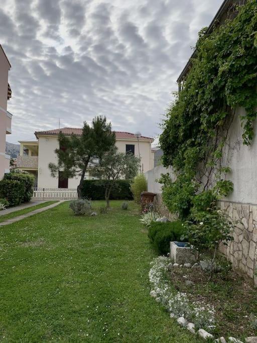 Sunny Grandma'S Garden Apartment 巴斯卡 外观 照片